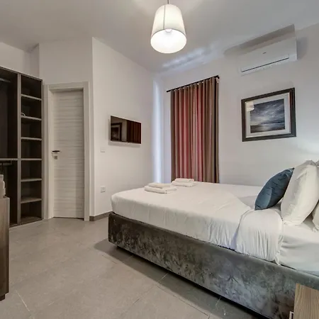 Spacious 4br Bugibba Square 1 Min Appartement *